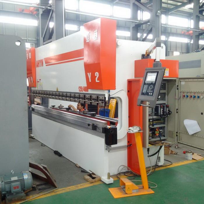 4M Yawei 4 axes CNC presses-plieuses