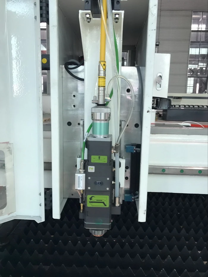 Swiss Raytools Laser head for yawei Fiber laser cutter 2kw 